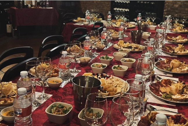 Cata Gourmet de 5 Vinos, 5 Pintxos y Regalo de una Botella de Vino Tinto para dos en La Bodega de los Reyes (Madrid)