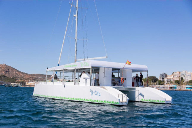 Cata de Vinos Submarinos a Bordo de un Catamarán para dos en Bodegas Undersea (Murcia)