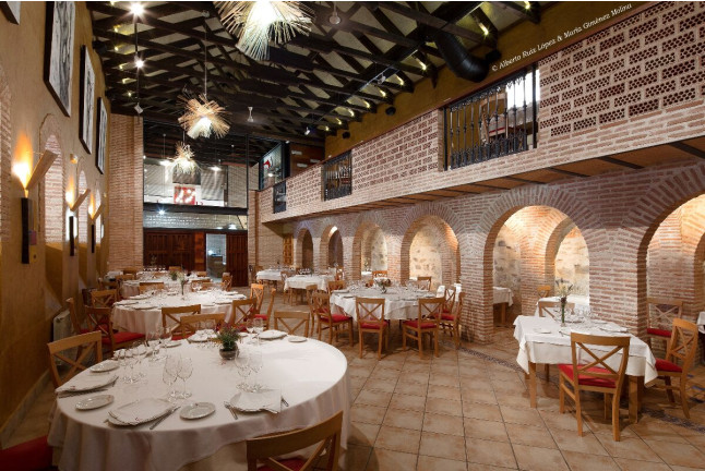 Bodegas Real: Visita a Viñedos y Bodega con Cata de Vinos, 2 Botellas de Vino y Comida para dos (Valdepeñas, Ciudad Real)