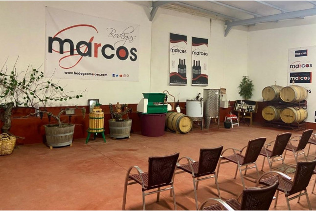 Visita a Bodegas Marcos y Cata de Vinos con Aperitivos amenizada con Magia para dos (Peñafiel, Valladolid)