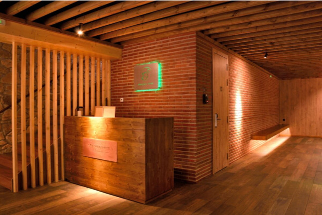 Visita a Bodegas en Cellers Baronia del Montsant y Escapada con Circuito Spa en Camping Prades (Tarragona)