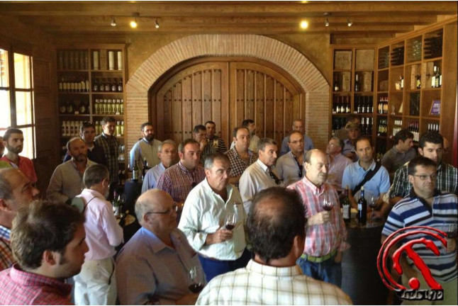 Visita a Bodega Ruiz Torres, Cata de 3 vinos y Obsequio para dos (Cáceres)