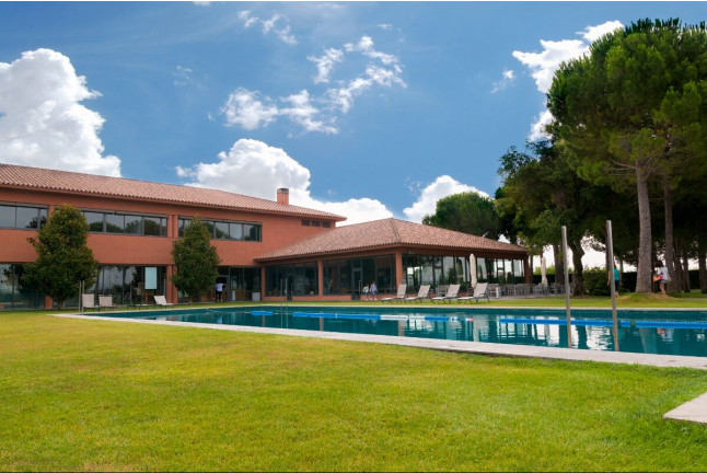Visita Guiada a Celler Mas Llunes con Degustación de Vinos y Spa para dos (Girona)