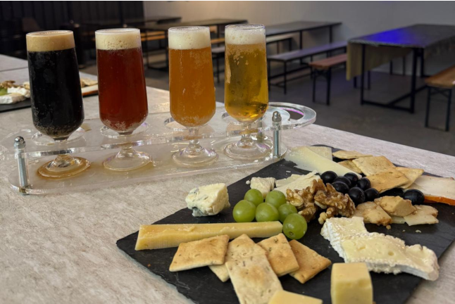 Visita Guiada con Degustación de Cervezas y Maridaje o Barra Libre de Cervezas y Maridaje de Quesos Artesanos para dos (Móstoles, Madrid)