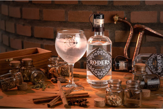 Visita Guiada a la Clandestilería con Cata de Ginebra para dos (Beniflà, Valencia)