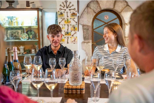 Visita Premium: Visita, Degüelle con Cata de Vino y Quesos para dos en Cava Rovellats (Barcelona)
