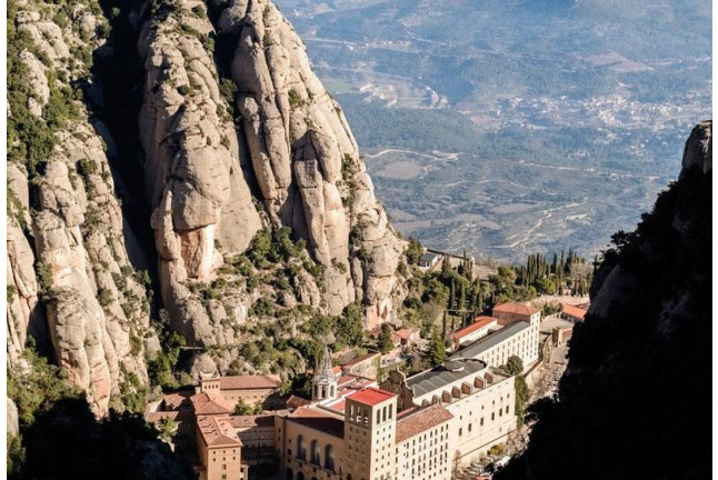 Vuelo en globo por Montserrat y visita guiada al monasterio (Barcelona)