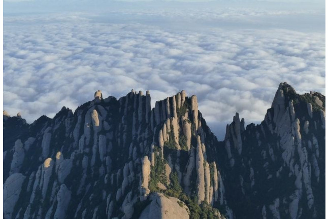 Vuelo en globo por Montserrat y visita guiada al monasterio (Barcelona)