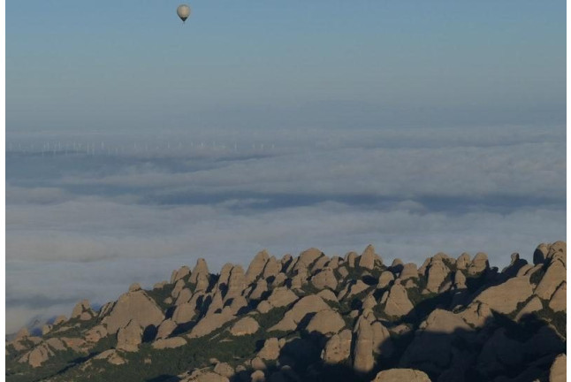 Vuelo en globo por Montserrat y visita guiada al monasterio (Barcelona)