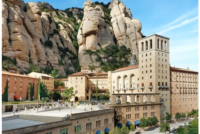 Vuelo en globo por Montserrat y visita guiada al monasterio (Barcelona)