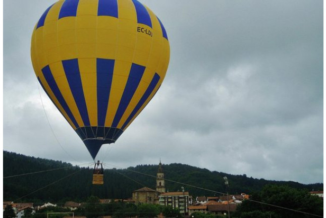 Vuelo en Globo Romántico para dos con Almuerzo y Cava (Vizcaya / Burgos / Álava)