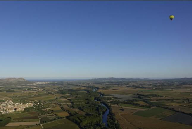 Vuelo en Globo con Fotos y Visita Guiada a la Bodega Baronia de Vilademuls con Cata de Vinos para dos (Girona)