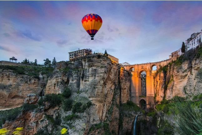 Vuelo en Globo con Desayuno, Cava y Vídeo y Visita a Bodega Huerto de la Condesa con Cata de Vinos para dos (Ronda, Málaga)