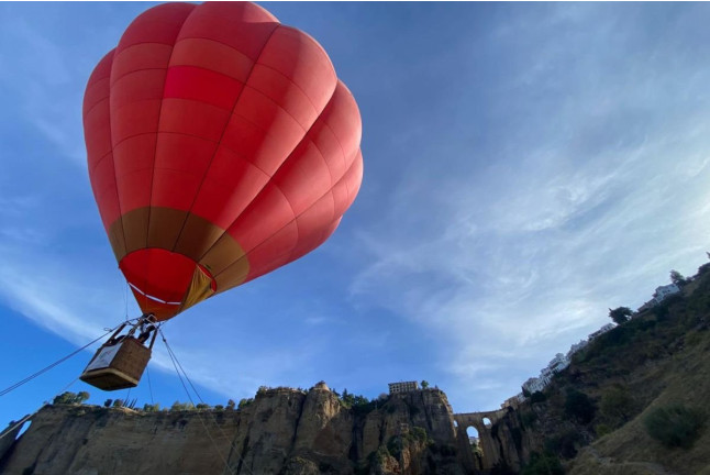 Vuelo en Globo con Desayuno, Cava y Vídeo y Visita a Bodega Huerto de la Condesa con Cata de Vinos para dos (Ronda, Málaga)