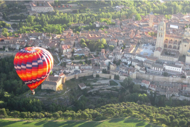 Vuelo en Globo Privado con Cava, Desayuno, Fotos y Vídeo HD para dos (Aranjuez / Toledo / Segovia)