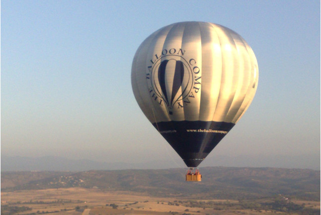 Vuelo en Globo Romántico con Almuerzo y Cava para Parejas (Madrid)