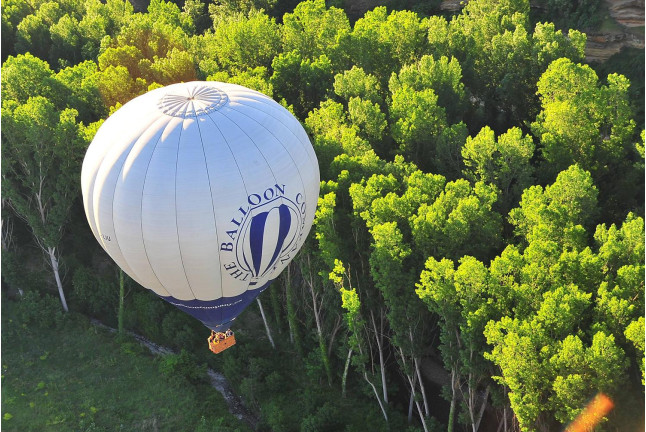 Vuelo en Globo Romántico con Almuerzo y Cava para Parejas (Madrid)