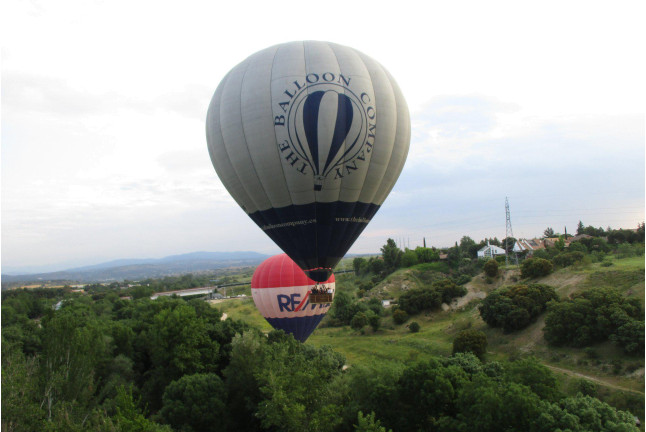 Vuelo en Globo Romántico con Almuerzo y Cava para Parejas (Madrid)
