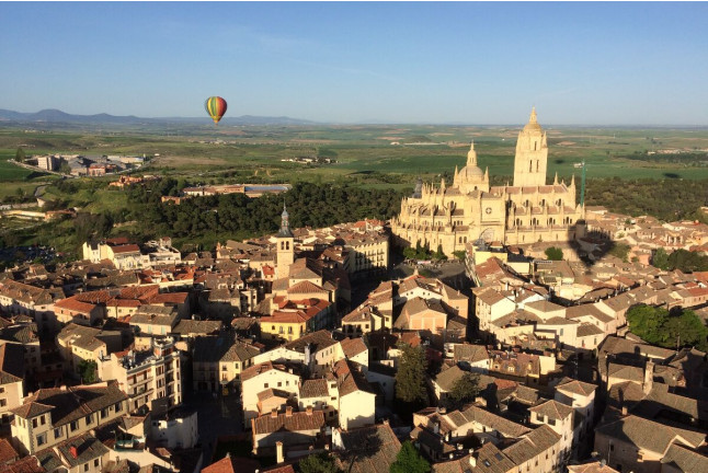 Vuelo Romántico en Globo con Cava, Almuerzo y Reportaje Fotos y Vídeo HD (Segovia)