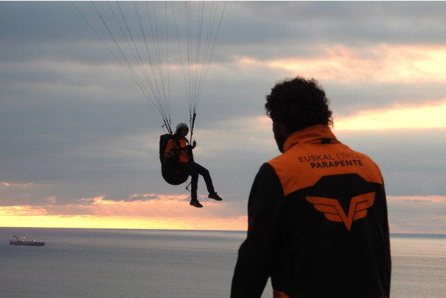 Pack Bikote: Vuelo en Parapente con Vídeo HD para dos al Atardecer (Sopelana, Vizcaya)