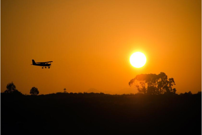 Vuelo Romántico en Avioneta al Atardecer con Cava y Bombones para dos (Barcelona)