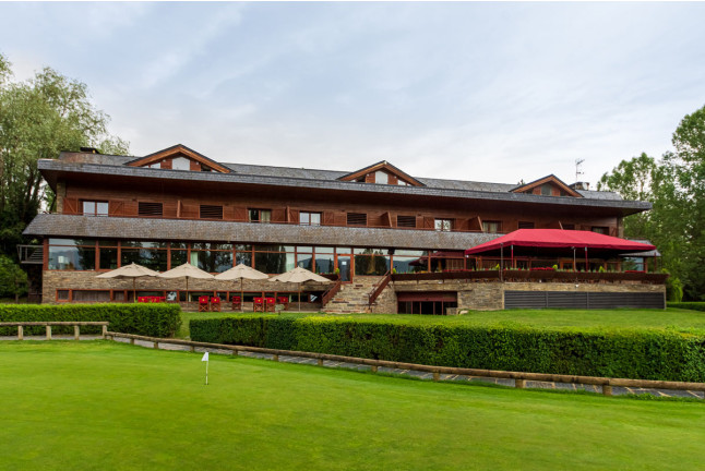 Escapada con Desayuno y Botella de Cava en Hotel Xalet del Golf 4* (Bolvir, Girona)