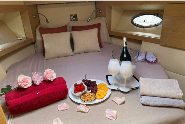 Escapada Romántica en Yate Privado con Navegación, Desayuno y Cava (Barcelona)