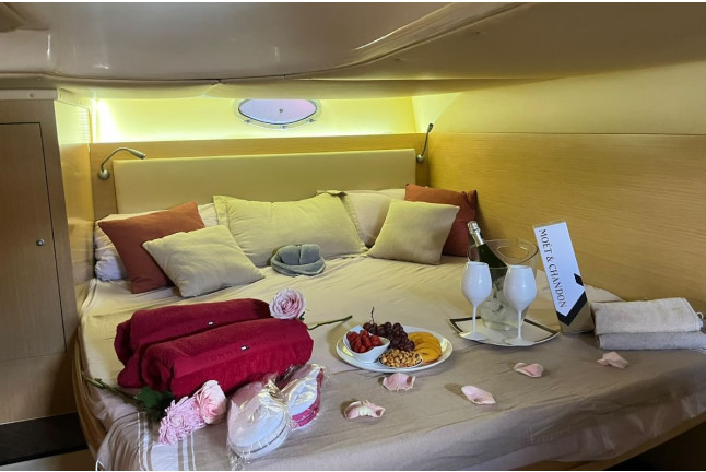 Escapada Romántica en Yate Privado con Navegación, Desayuno y Cava (Barcelona)