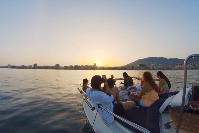 Paseo en Yate Compartido: al Atardecer o con Avistamiento de Delfines (Fuengirola, Málaga) 