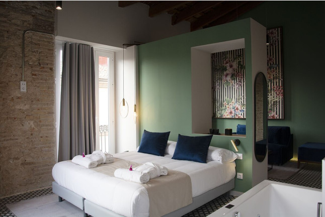 Escapada con Bañera de Hidromasaje y Comida en You&Co Hotel Quart Boutique (Valencia)