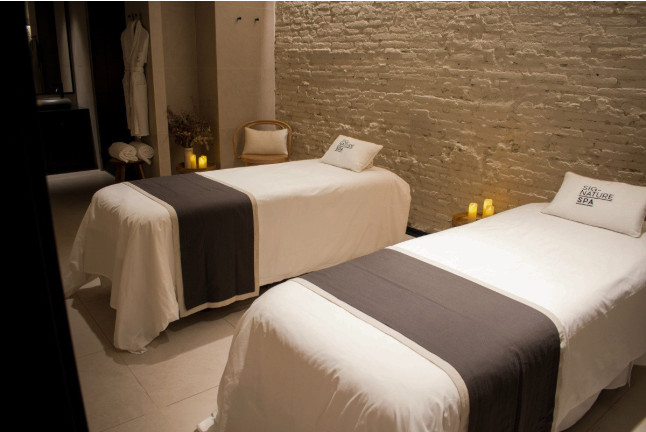 Circuito de Aguas, Love Massage y Copa de Cava para dos en Signature Spa del Hotel Yurbban Passage 4* (Barcelona)