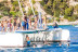 Tour en Catamarán con Comida y Música a Bordo para Jóvenes (Barcelona)