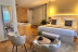 Escapada Romántica Alt Empordà: Habitación Junior Suite con Jacuzzi Privado en Hotel Boutique Comptal Empúries (Girona)