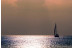 Paseo en Barco con Puesta de Sol, Cena y Noche Romántica (Barcelona)