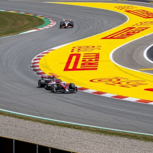 F1 Driving Experience - Warm Up: Conducir Formula Renault y Fórmula 1 en Trazado Gran Premio (Barcelona)
