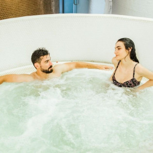 Circuito Spa en Hotel Macià Granada Five Senses y Cata Sensorial de Vinos Ecológicos con Tapas de Maridaje para dos (Granada)