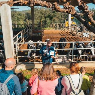 Experiència #Aprop: Visita a Llet Nostra con Degustación de Leche (Monells, Girona)