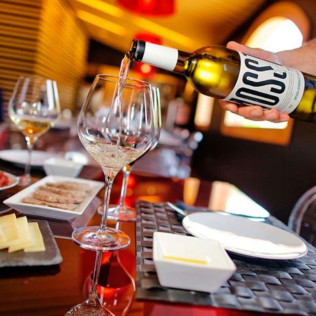 Cata Gourmet: Visita a Bodega con Cata de Vinos, Degustación de Aceite y Tapas en Masia Serra (Cantallops, Girona)