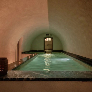Baños Romanos con Copa de Cava para dos en Hospes Palacio del Bailío 5* (Córdoba)