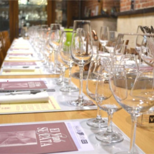 Visita a la Sala de Cata y Botella de Vino Personalizada para dos en Popy Wine (Madrid)