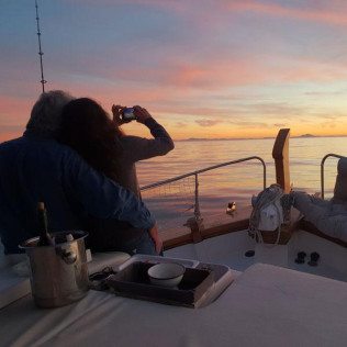 Paseo al Atardecer, Alojamiento en Barco y Cena para dos (Estepona, Málaga)