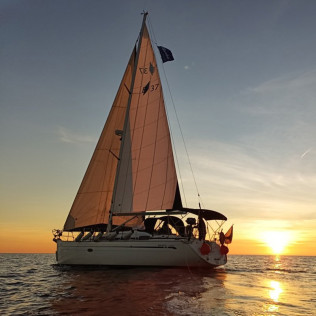 Puesta de Sol en Velero Privado con Cava y Opción a Cena y Noche a Bordo para dos (Barcelona)