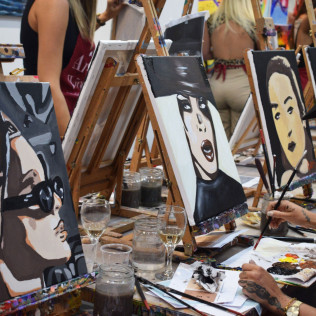 Sesión Art & Wine: Taller de Retratos Personalizados con Vino Ilimitado (Barcelona)