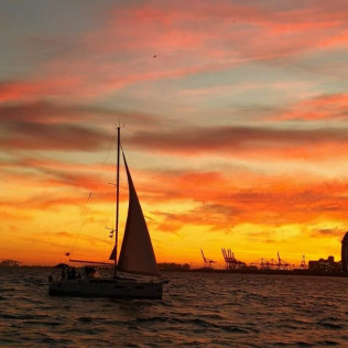 Atardecer Privado en Velero con Barra Libre (Barcelona)