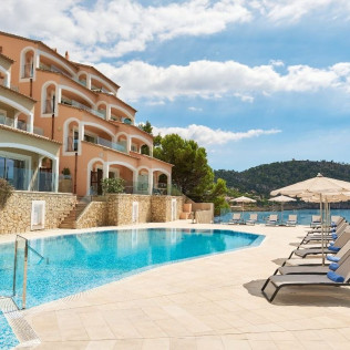 Escapada en Suite con Vistas, Desayuno y Spa en Bahía Suites Camp de Mar 4* (Camp de Mar, Mallorca)