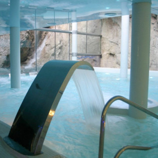 Circuito Spa y Menú en Hotel Balneario La Hermida 4* y Visita a la Bodega Picos de Cabariezo con Cata para dos (Cantabria)