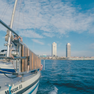 Salida en Velero con Paddle Surf, Aperitivo, Bebidas y Opción a ver el Atardecer (Barcelona)