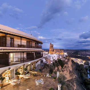 Escapada con Desayuno y Comida o Cena para dos personas en uno de los Paradores de España (98 localizaciones a elegir)