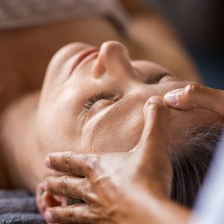 Ritual Serenitee en Pareja: Masaje Relajante con LED Facial, Cava y Chocolate para dos en Serenitee Boutique Spa (Barcelona)