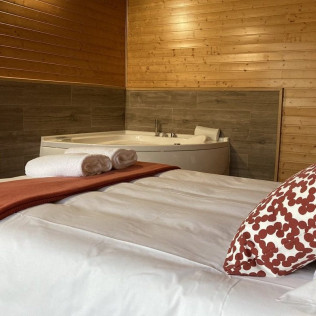 Escapada en Cabaña con Jacuzzi en A Quinta de Bouzas (Mazarico, A Coruña)
